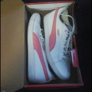 Womens size 8 Puma sneakers
